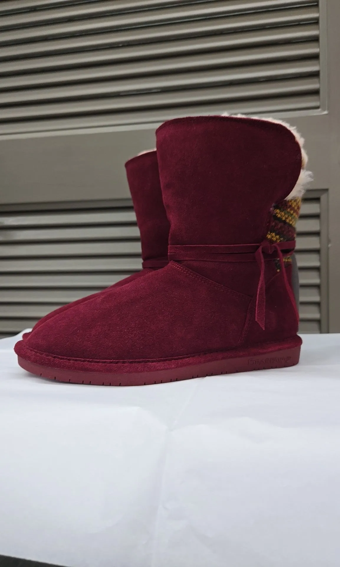 BEARPAW Size 9 Boots