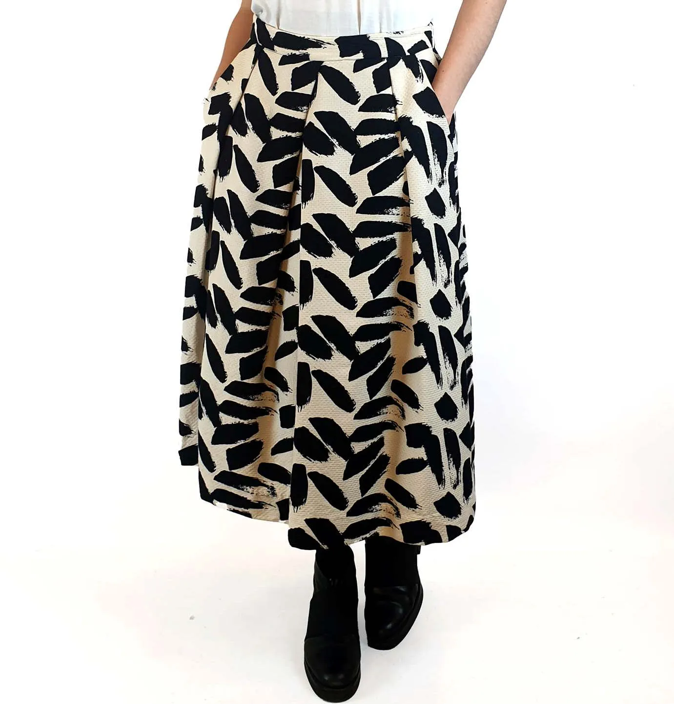 Country Road cotton-silk mix black and white print skirt size 10
