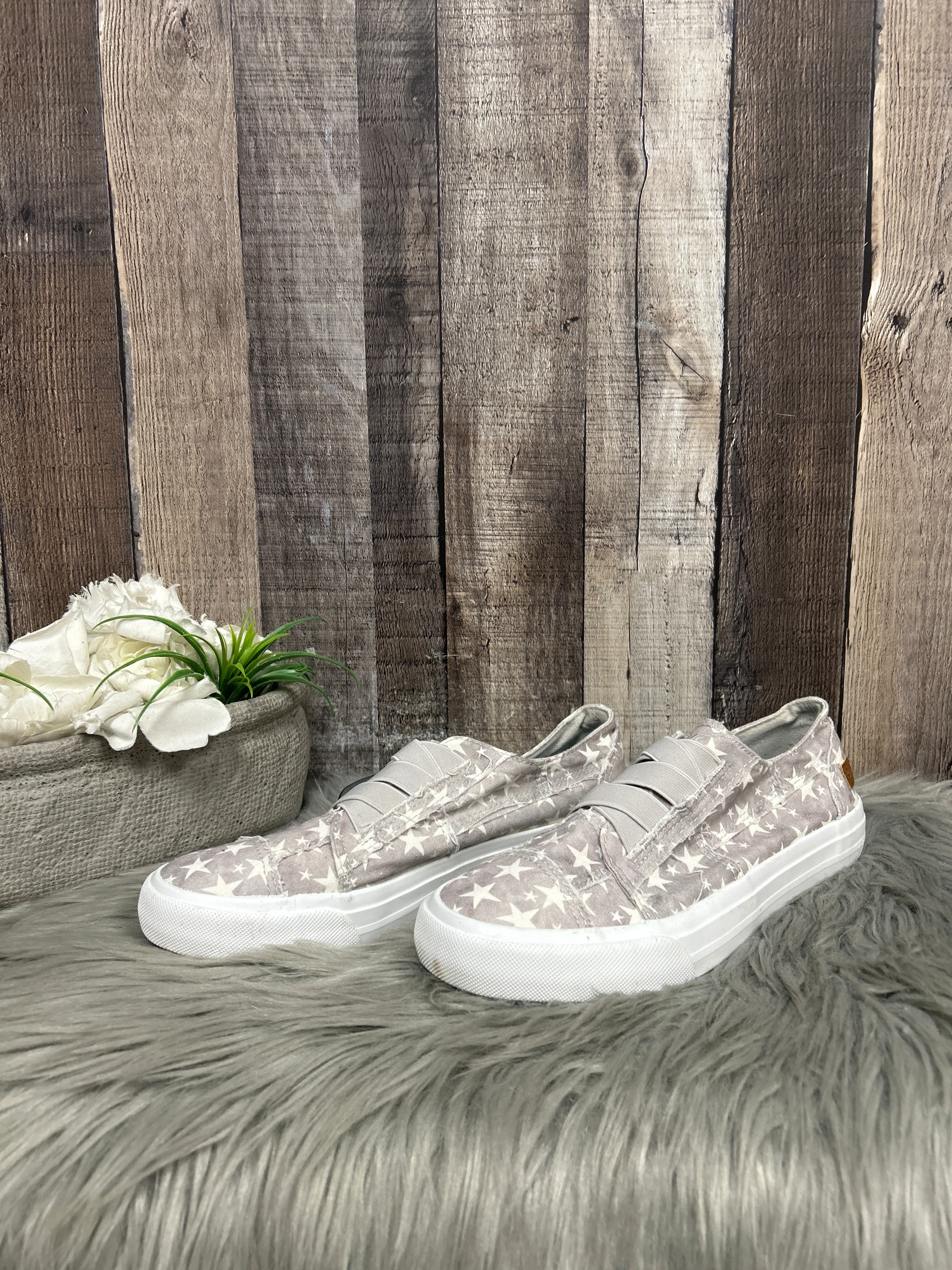 Shoes Sneakers By Blowfish In Grey & White, Size: 8