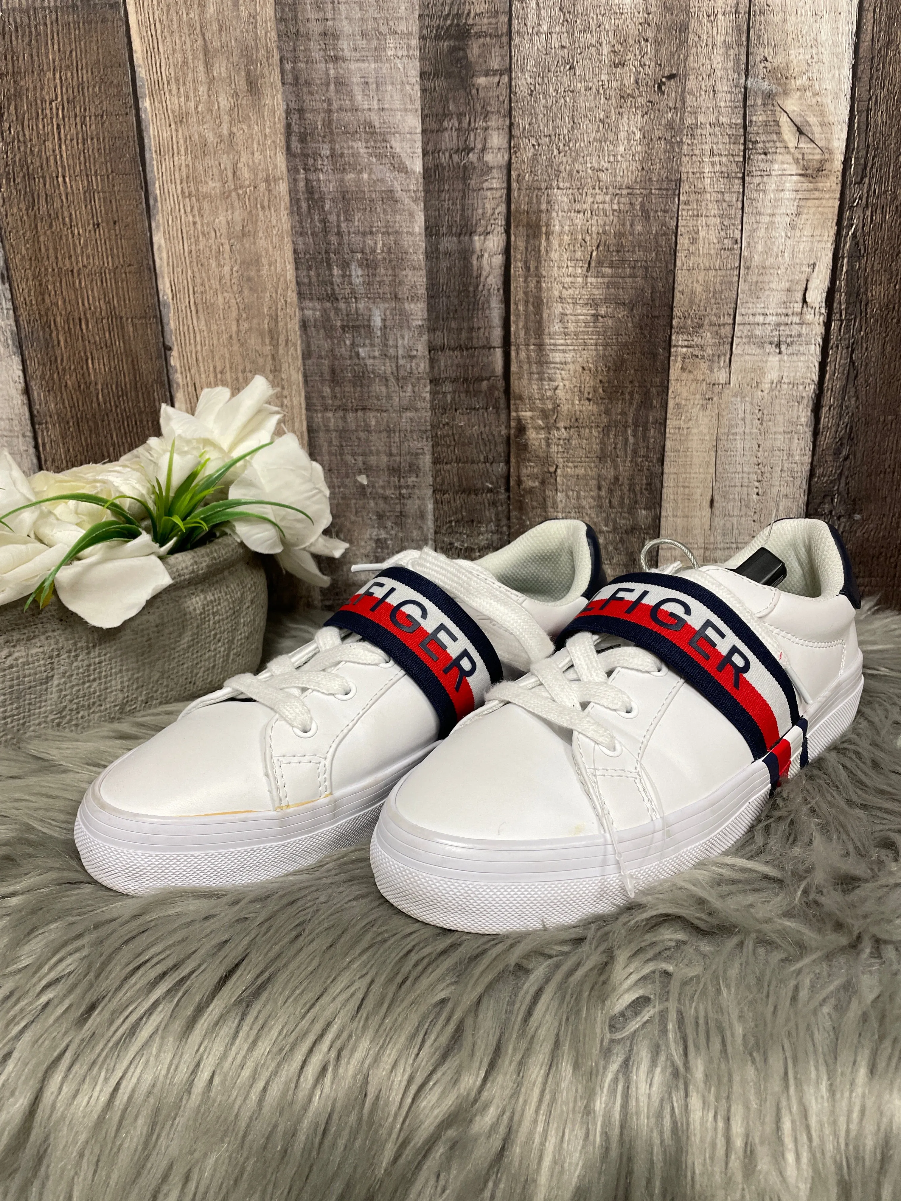 Shoes Sneakers By Tommy Hilfiger In White, Size: 8