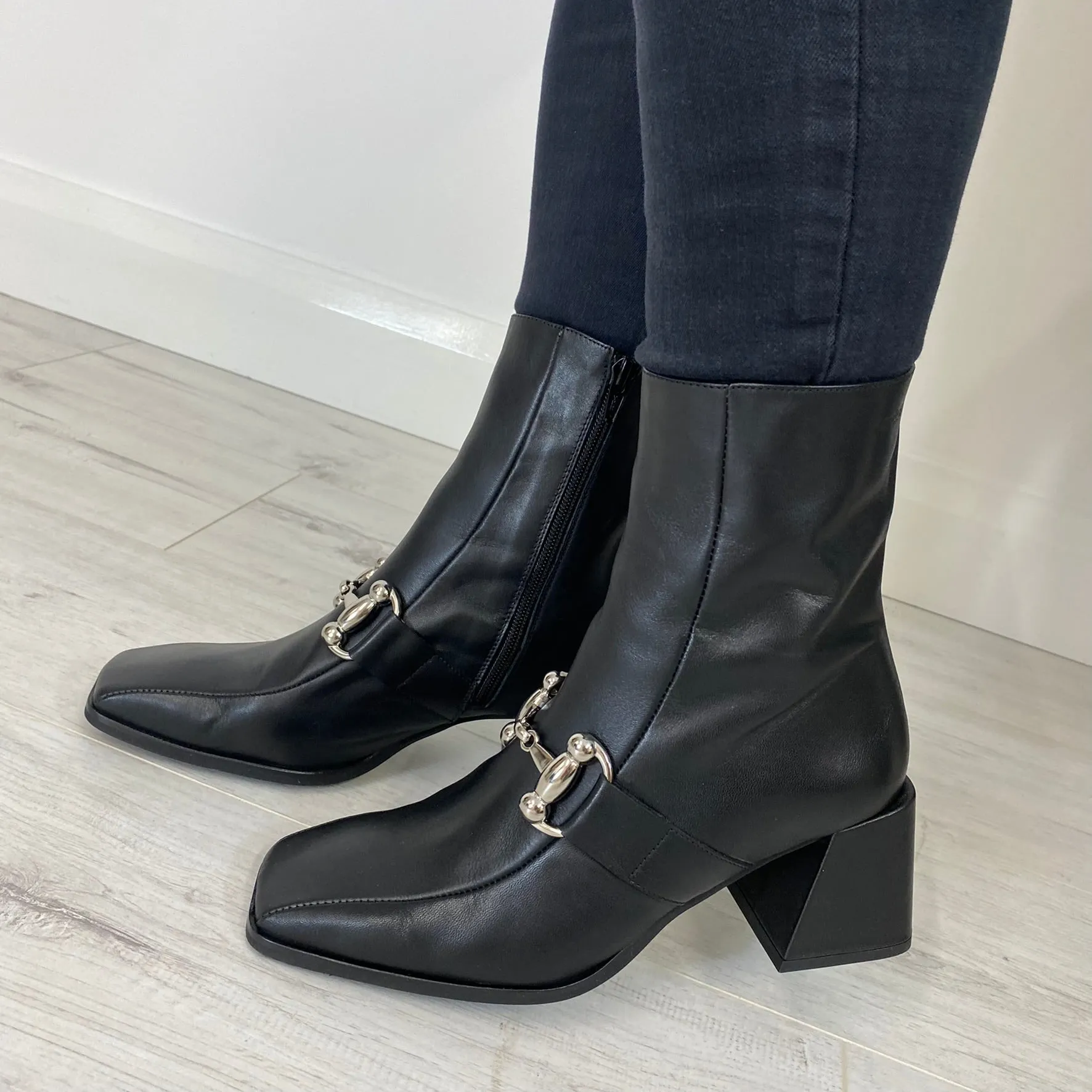 Wonders Black Leather Square Toe Boots